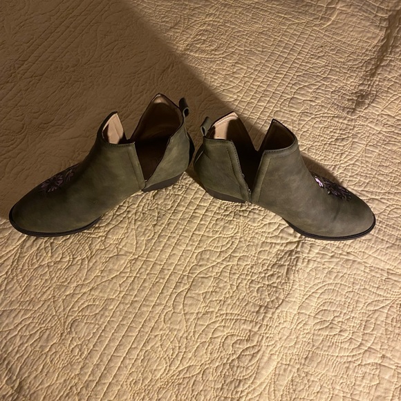 Made in USA boots by Jambu out of New York - Picture 3 of 4